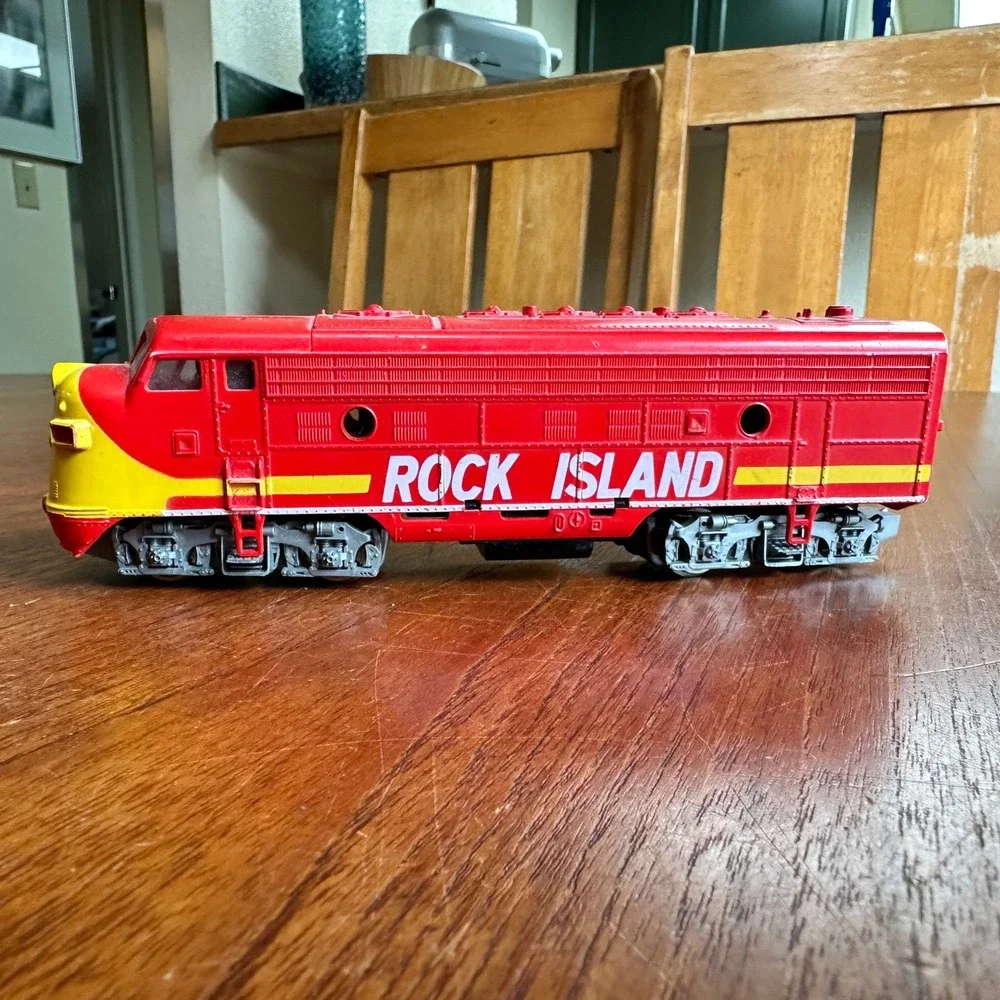 Athearn Rock Island HO Scale Diesel Locomotive Engine Red Yellow 7 Inch